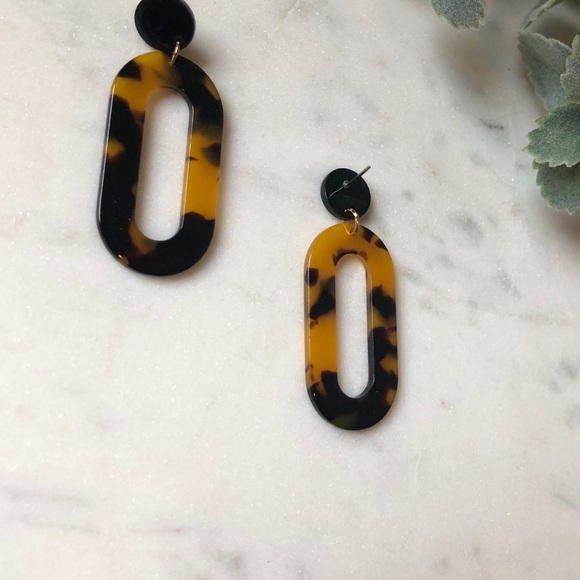 The Ana - Classic Oval Tortoise Resin Earring - Picture 3 of 6